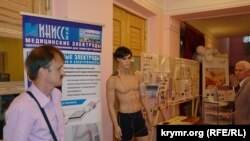 Учасники науково-практичної конференції у вестибюлі Євпаторійського міського театру імені Пушкіна