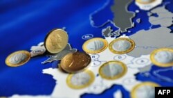 Kovanica britanske funte među evrima - ilustracija