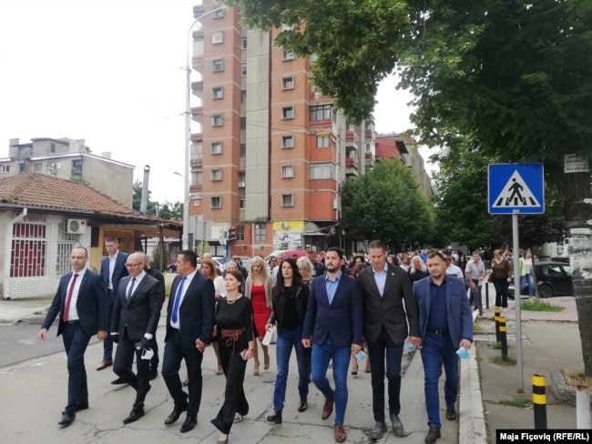 Përfaqësuesit e Listës Serbe duke shkuar për të votuar.