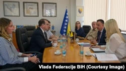 Ministar Vlade Federacije BiH Vedran Lakić (desno u sredini) i potpredsjednik američke kompanije AAFS Infrastructure and Energy LLC Jesse Binnall (lijevo), Sarajevo, 12. avgusta 2026. 