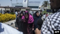 Члени родин пасажирів зниклого літака на летовищі Каїра, 19 травня 2016 року