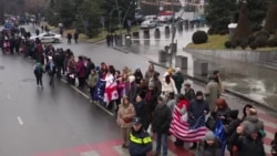 Georgienii ies în stradă de o lună, pentru a susține parcursul european al țării lor. Sâmbătă, protestatarii de la Tbilisi au format un lanț uman.