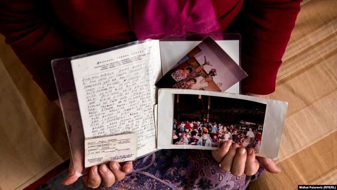 Džejma Pašić drži, čija su dva sina ubijena u genocidu u Srebrenici, drži u rukama pismo i fotografije njene djece.