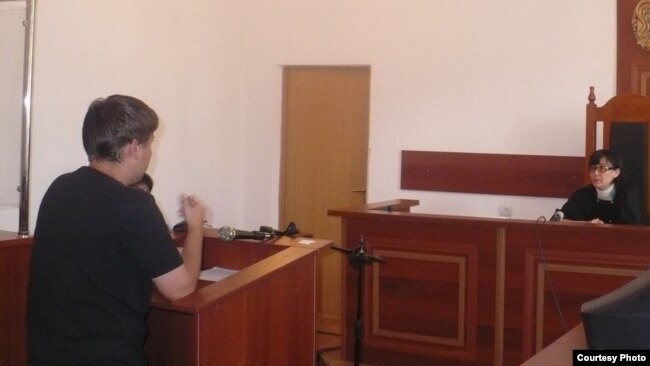 Журналист Дмитрий Тихонов в апелляционном суде, где рассматривают его жалобу на решение о штрафе после задержания на митинге. Алматы, 2014 год.