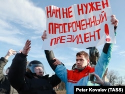 Szentpétervár, 2020. március 15. „Nem kell nekünk örökös elnök!” – áll a tiltakozó plakátján, miután az Állami Duma elfogadott egy sor alkotmánymódosítást, amelyek lehetőséget adnak Vlagyimir Putyin elnök hatalmának meghosszabbítására