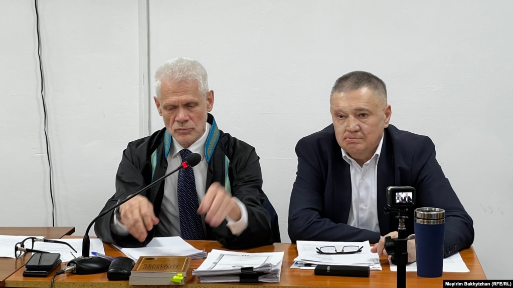 Глава фонда Elge Qaitaru Оразалы Ержанов (справа) и его адвокат Виталий Воронов. Алматы, 28 апреля 2026 года
