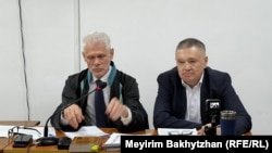 Глава фонда Elge Qaitaru Оразалы Ержанов (справа) и его адвокат Виталий Воронов. Алматы, 28 апреля 2026 года

