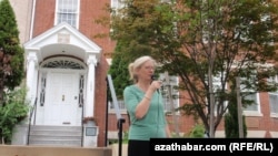 Türkmen ilçihanasynyň işigi: Amerikan şahyry Sarah Browning Waşingtonda ýogalan türkmen şahyry S.Öwezberdini ýatlady, 24-nji sentýabr, 2011 ý. 