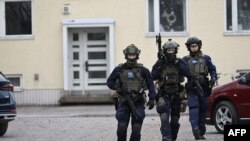 Policia finlandeze e heton vendin e ngjarjes së sulmit me armë në një shkollë fillore në Finlandë, 2 prill 2024.
