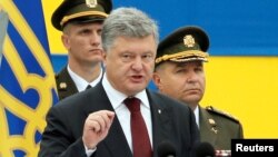 Президент Украины Петр Порошенко выступает во время военного парада по случаю 25-летия независимости Украины. Киев, 24 августа 2016 года. 