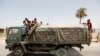 متطوعون في بغداد تنقلهم عربة عسكرية لمحاربة داعش 12/06/2014
