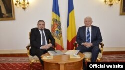 La o întîlnire a minișterilor de externe Andrei Galbur și Teodor Meleșcanu la București