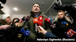 Михаил Саакашвили выступает перед журналистами во время визита в прокуратуру