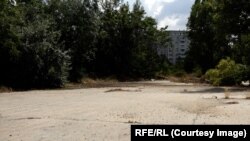 În fața Bibliotecii Naționale, pe Bulevardul Unirii, se află un teren viran de 10 ha.