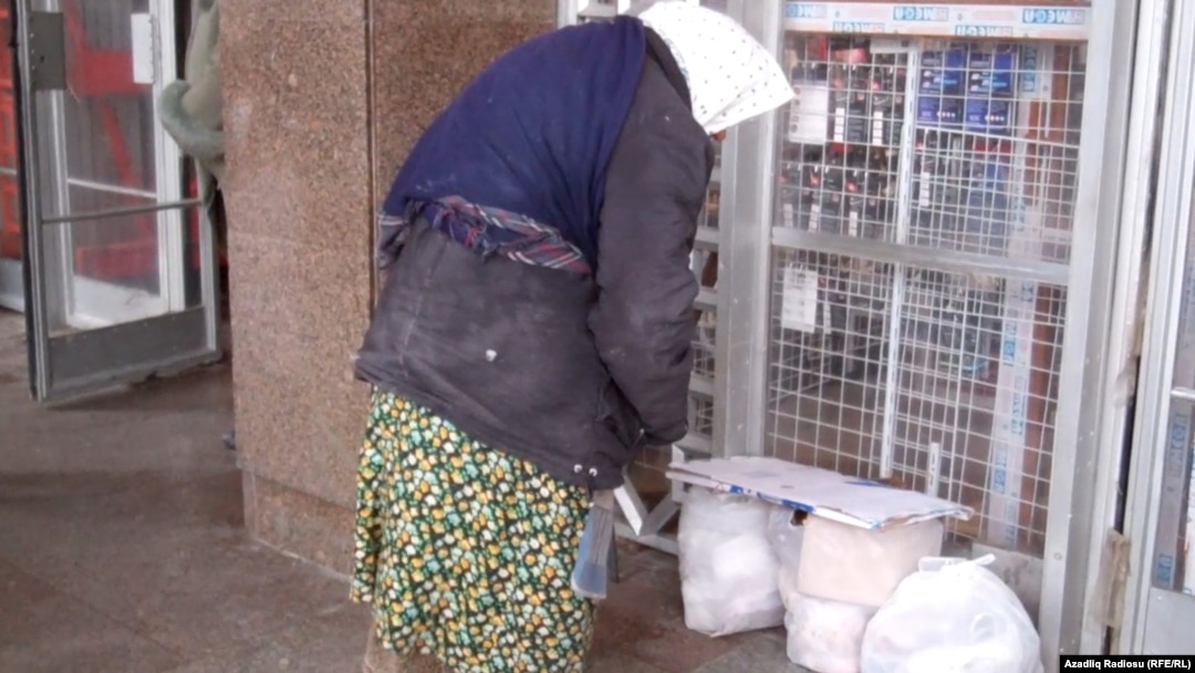 Nizami metrosunun yaxınlığında evsiz qadın