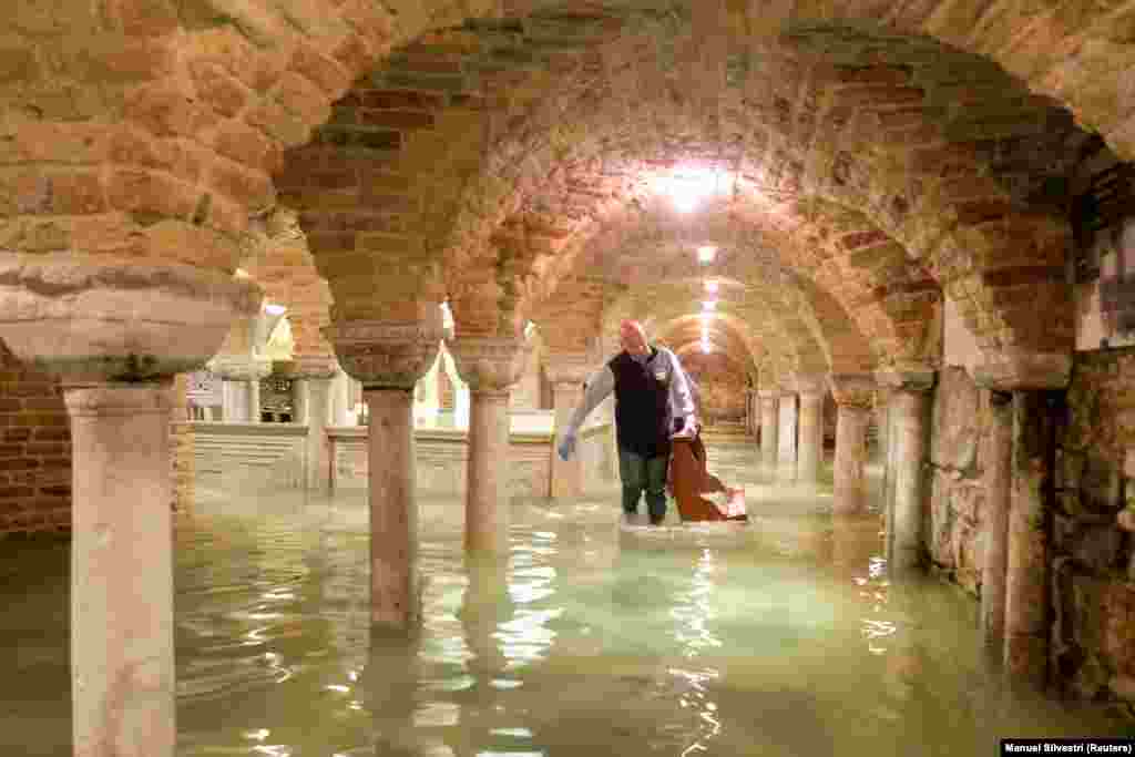Potopljena kripta bazilike Svetog Marka slikana je za vrijeme izuzetno visokih vodostaja u Veneciji.
