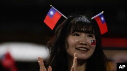 Tajvanu nije dozvoljeno isticanje obeležja na Olimpijskim igrama: na fotografiji devojka nosi tajvansku zastavu na glavi dok gleda utakmicu Pool A između Tajvana i Paname, mart 2023.