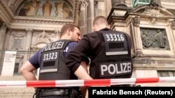 Атыс болған Берлин кафедралды соборы алдында тұрған полицейлер. 3 маусым, 2018 жыл.