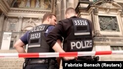 Як повідомили у поліції, підозрювані – вихідці з Чечні віком від 23 до 28 років, які перебувають в «ісламістських колах»