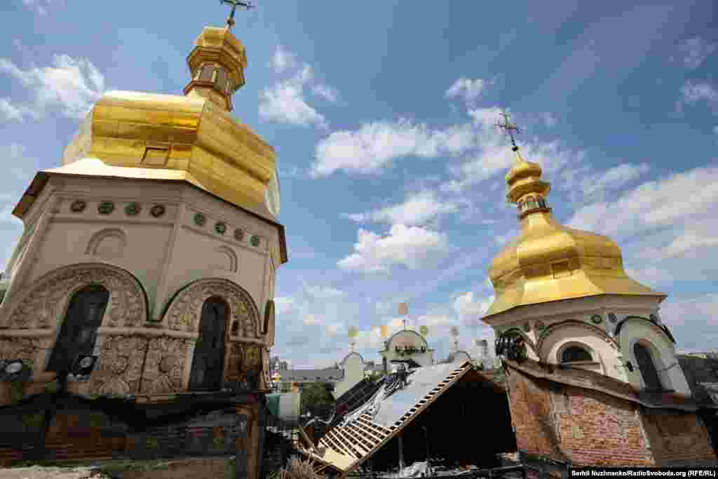 Загальна площа пожежі склала 880 м.кв. Після гасіння та розбору конструкцій, які могли обвалитися, рятувальники почали перекривати дах, щоб запобігти протіканню під час дощу