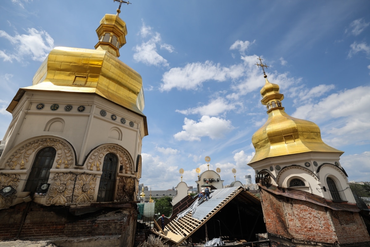 Загальна площа пожежі склала 880 м.кв. Після гасіння та розбору конструкцій, які могли обвалитися, рятувальники почали перекривати дах, щоб запобігти протіканню під час дощу