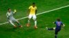 Голландцы забивают гол в ворота бразильцев