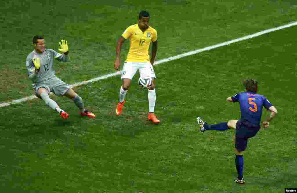 Brazil. 12Jul. Daley Blind of the Netherlands scores past Brazil's goalkeeper Julio Cesar during their 2014 World Cup third-place playoff at the Brasilia national stadium in Brasilia