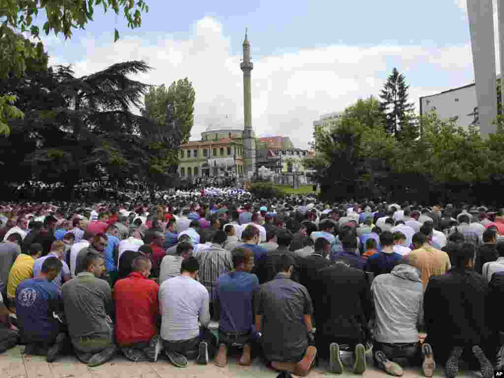 Kosovo - Stotine muslimanskih vjernika mole na glavnom trgu Prištine u znak protesta, žale se da nemaju dovoljno prostora za molitvu i traže od vlasti izgradnju nove džamije, 01.07.2011. Foto: AP / Visar Kryeziu