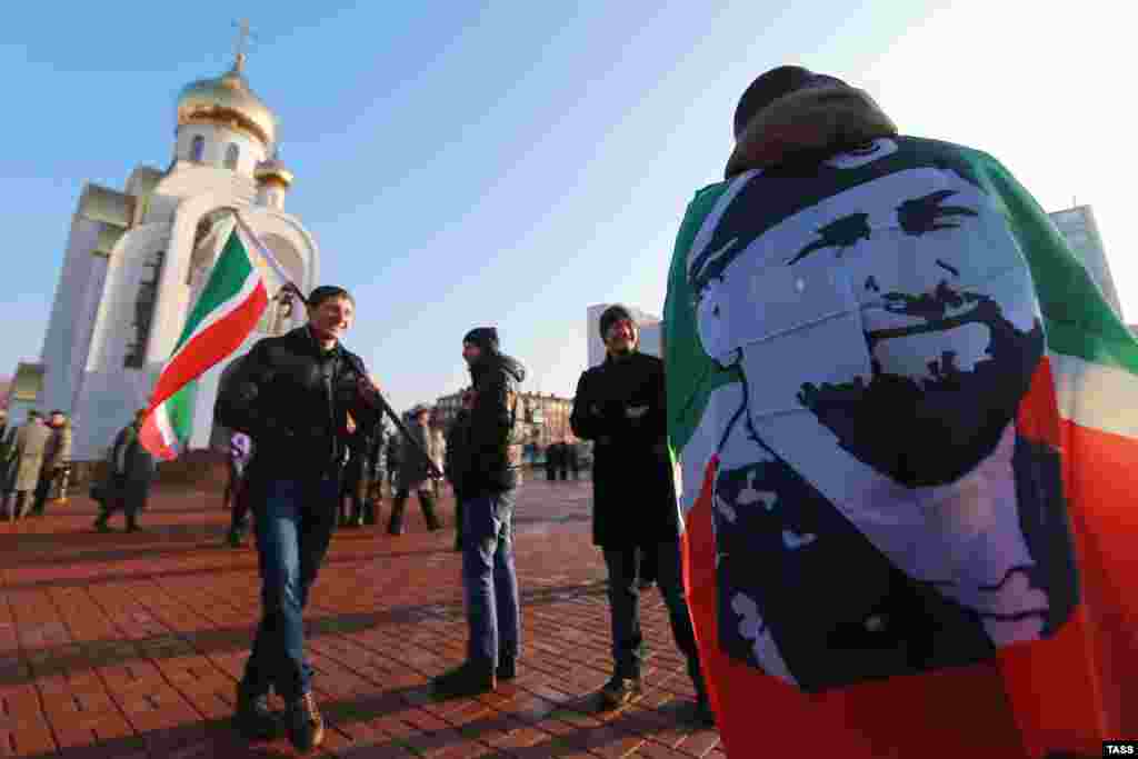 Participants take part in the National Unity Day holiday on Victory Square in Ivanovo. 