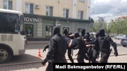 Полиция задерживает людей рядом с площадью близ акимата Астаны. Задержания проводятся в день, когда запрещенное в Казахстане движение ДВК призвало сторонников выйти на митинг «за бесплатное образование». 23 июня 2018 года.