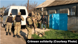 Обыски в домах крымских татар. Иллюстрационное фото