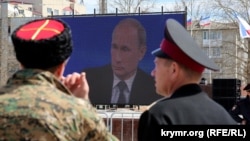 Трансляция "прямой линии" с Путиным на одной из площадей в Симферополе. 16 марта 2015 года.