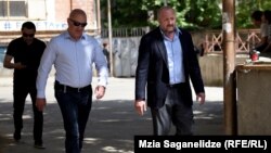Георгий Маргвелашвили с охранниками (архив)