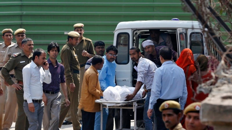 Најмалку 30 мртви во пад на камион во Индија