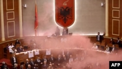 Pamje në Kuvendin e Shqipërisë pas hedhjes së bombave të tymit nga ana e deputetëve opozitarë