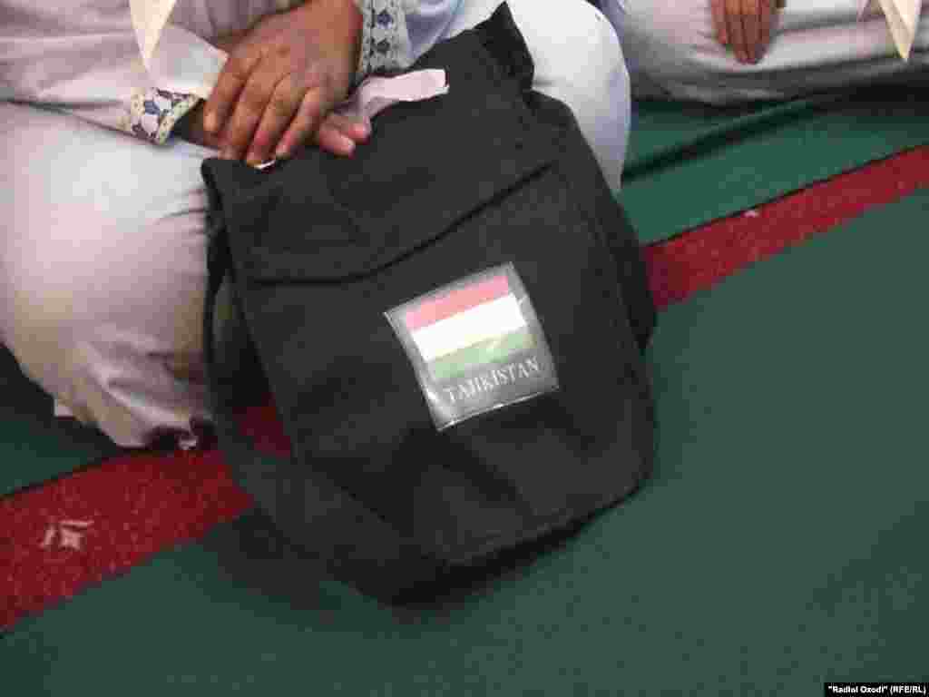 Tacikistanda x&uuml;susi hazırlanmış Həcc geyimi də sifariş etmək olar. Həcc zamanı k&uuml;tlə arasında itməmək &uuml;&ccedil;&uuml;n. (rfe/rl)