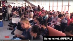 На скриншоте из видео - матери в очереди на оформление адресной социальной помощи.