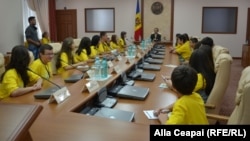 Copiii din diaspora în fotoliile de miniştri, în sala de şedinţe a guvernului, la întrevederea cu premierul Iurie Leancă