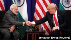 Үндістан премьері Нарендра Моди (сол жақта) АҚШ президенті Дональд Трамппен кездесіп отыр.
