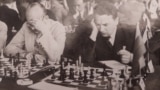 Владимир Петров (справа) на шахматной олимпиаде в Варшаве, 1935 г.