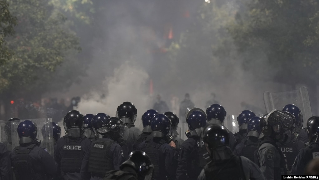 Policia kishte formuar një kordon pranë ndërtesës, ndërsa në rrugë u panë edhe njësitë speciale.