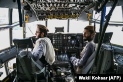 Tálib harcosok az afgán légierő egyik repülőgépének pilótafülkéjében a kabuli repülőtéren 2021. augusztus 31-én – aznap, amikor az Egyesült Államok kivonta utolsó csapatait Afganisztánból