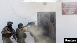 Қырғызстанның терроризммен күрес қызметінің қызметкерлері жаттығу кезінде (Көрнекі сурет).