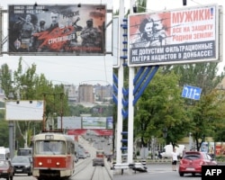 Donetskin reklam bannerlərində Girkinin qəhərman obrazını yaradanlardan bəziləri onu Slavyanskı satmaqda ittiham edirlər