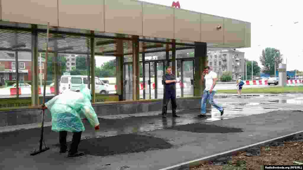 Біля станції метро «Спортивна» робітники кладуть новий асфальт