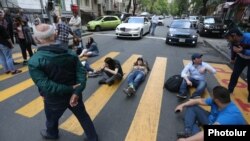 Armenia - Supporters of opposition leader Nikol Pashinian block a street in downtown Yerevan, 29 April 2018.