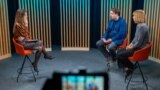 Gazda podcastului video „Pe Agendă”, Cristina Popușoi (stânga), alături de invitații săi - Andrei Curăraru și Vlada Ciobanu, în studioul Europei Libere