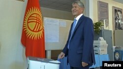 Президент Алмазбек Атамбаев былтыркы парламенттик шайлоодо. 