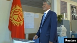 Prezident Almazbek Atambayev səs verir.