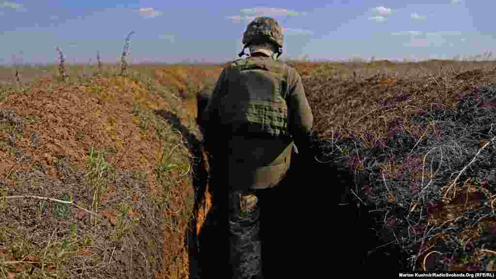 До спостережних позицій ЗСУ слід пройти довгими окопами, які, здебільшого усі в багнюці